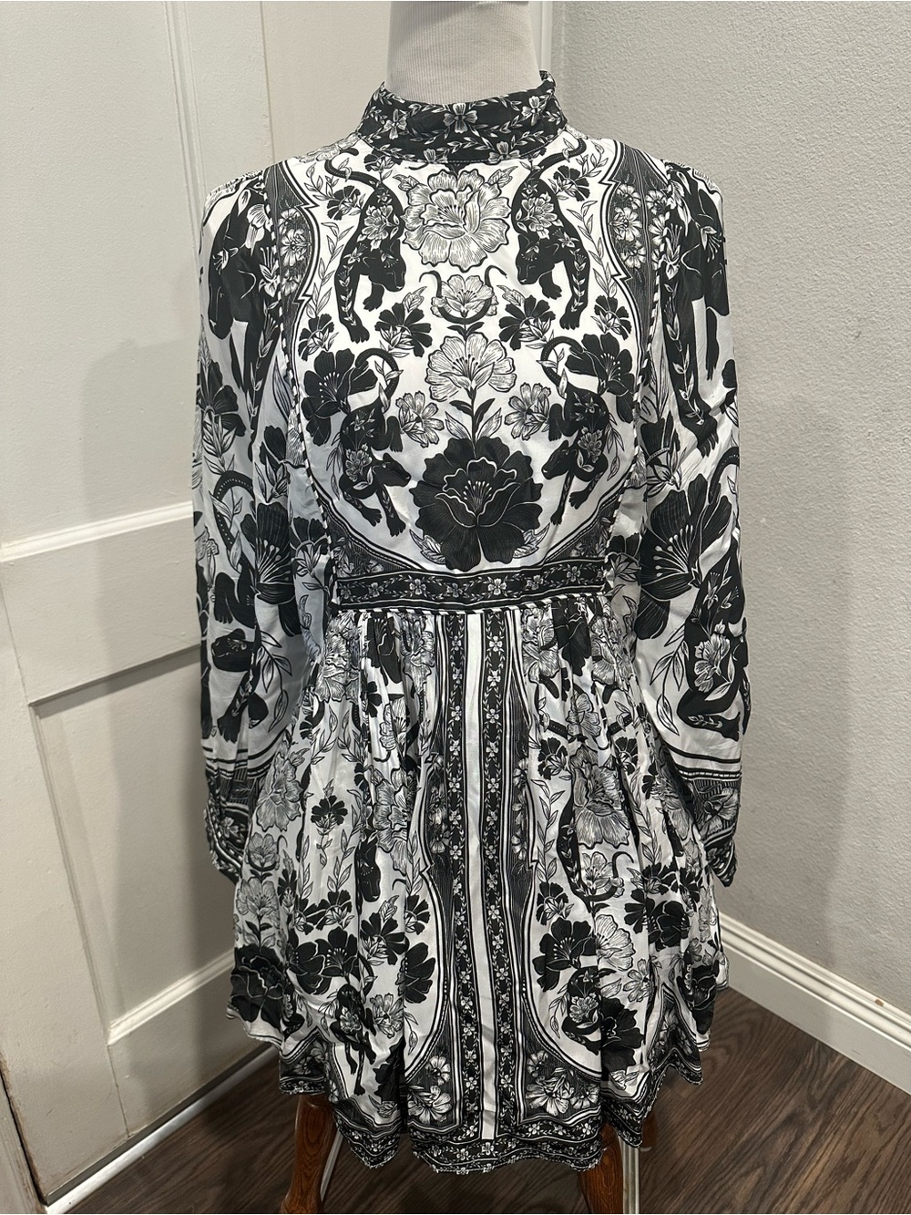 FARM Rio Off White Flower Leopards Mini Dress Black High Neck Boho Tropical L